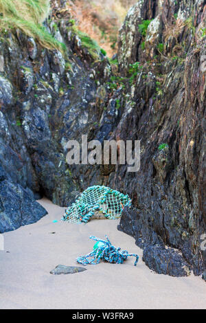 Corde et casiers à crabes trouvés dans une petite crique à Baginbun Beach, comté de Wexford, Irlande Banque D'Images