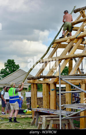 Un bâtiment de style anglo-saxon traditionnel chêne lourd hall building encadrée par les membres de l'Association des menuisiers Banque D'Images