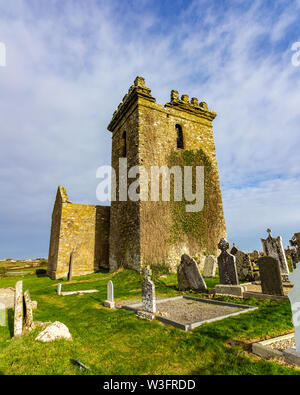 Dans un champ sur l'anneau du crochet, comté de Wexford, Irlande sont les ruines de l'Église Templetown Banque D'Images