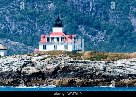 Egg Rock Lighthouse en plein soleil close up pris sur un après-midi d'été. Banque D'Images