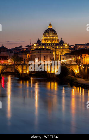 La basilique Saint Pierre avec Sant' Angelo's Bridge sur Tibre au coucher du soleil, Rome, Latium, Italie