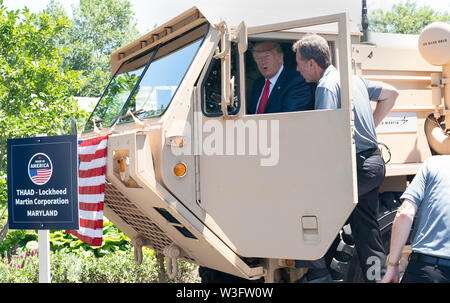 15 juillet 2019 - Washington, DC, United States : le Président des Etats-Unis, Donald J. Trump examine un système THAAD (Terminal High Altitude Area Defense) lanceur de missiles sur l'affichage à la 3ème conférence annuelle faite en Amérique Présentation du produit à la Maison Blanche. Crédit : Chris Kleponis/MediaPunch /CNP via Piscine Banque D'Images