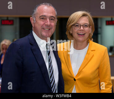 15 juillet 2019, Belgique, Bruxelles : 15.07.2019, Belgique, Bruxelles : Ministère Français de l'Agriculture Didier Guillaume (L) parle avec le Ministre allemand de l'alimentation, de l'Agriculture et de la protection des consommateurs Julia Klockner (R) avant un fond de l'Agriculture et de la réunion des ministres de l'Union européenne Europa, le siège du Conseil le 15 juillet 2019 à Bruxelles, Belgique. Ministre de l'UE parlera du cadre financier pluriannuel 2021-2027. Julia Klöckner est un homme politique allemand de l'Union chrétienne-démocrate (CDU). - Pas de service de fil Photo : Thierry Monasse/dpa Banque D'Images