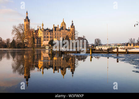 L'aube à Schwerin (palais) Schweriner Schloss, reflétée dans l'eau du lac Schweriner Voir. Site du patrimoine mondial en Mecklenburg-Vorpommern, Allemagne Banque D'Images