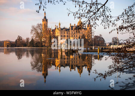 L'aube à Schwerin (palais) Schweriner Schloss, reflétée dans l'eau du lac Schweriner Voir. Site du patrimoine mondial en Mecklenburg-Vorpommern, Allemagne Banque D'Images