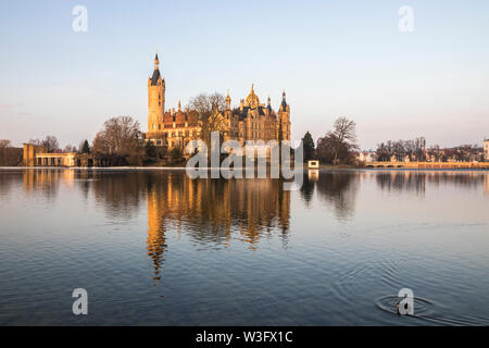 L'aube à Schwerin (palais) Schweriner Schloss, reflétée dans l'eau du lac Schweriner Voir. Site du patrimoine mondial en Mecklenburg-Vorpommern, Allemagne Banque D'Images