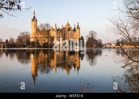 L'aube à Schwerin (palais) Schweriner Schloss, reflétée dans l'eau du lac Schweriner Voir. Site du patrimoine mondial en Mecklenburg-Vorpommern, Allemagne Banque D'Images