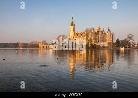 L'aube à Schwerin (palais) Schweriner Schloss, reflétée dans l'eau du lac Schweriner Voir. Site du patrimoine mondial en Mecklenburg-Vorpommern, Allemagne Banque D'Images