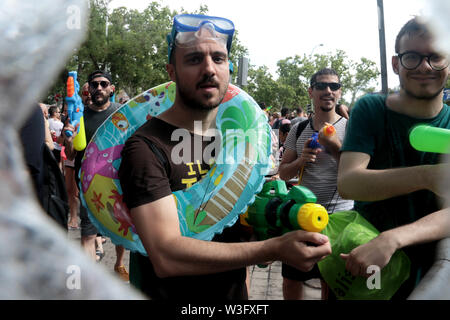 Madrid Espagne ; 14/07/2019.- La 'Bataille navale de Vallekas' fête populaire (folklore urbain) de Vallecas, un quartier ouvrier de Madrid, avec une longue histoire de résistance à l'autorité dans laquelle ses habitants jeter l'eau et reconnaître le 'Port de Vallekas slogan "utopique du quartier et dans les fêtes de la Virgen del Carmen. Cette année ils étaient mouillés contre les changeIn juillet 1981, des groupes de jeunes qui ont participé à la Fiesta del Carmen a décidé de faire face à la chaleur intense et a commencé à se refroidir, puis de s'imprégner de l'incendie de la rue. À partir de cette impr Banque D'Images