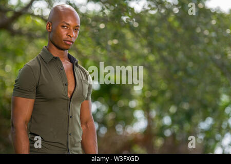 Portrait d'un beau noir de 30 ans homme posant avec épaulement vers l'appareil photo Banque D'Images
