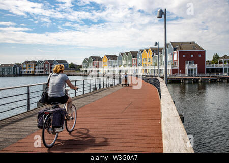 Petite ville Houten près d'Utrecht, aux Pays-Bas, les vélos ont la priorité pour la ville de 50 000 habitants, généreux des pistes cyclables, de nombreuses zones de loisirs, wate Banque D'Images