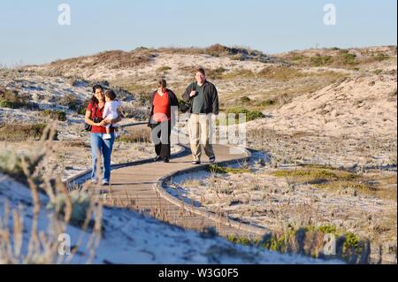 Les gens, mère enfant, la marche sur sentier promenade à travers les dunes côtières à Asilomar State Park, Pacific Grove, California, USA Banque D'Images