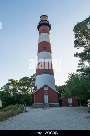 Rayé rouge et blanc phare situé sur l'Île Assategue Maryland Banque D'Images