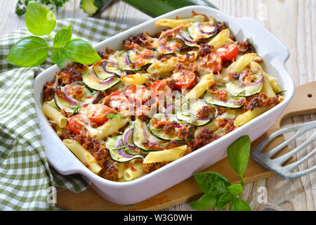 Cassolette de pâtes courgettes avec petits et fromage servi chaud du four Banque D'Images