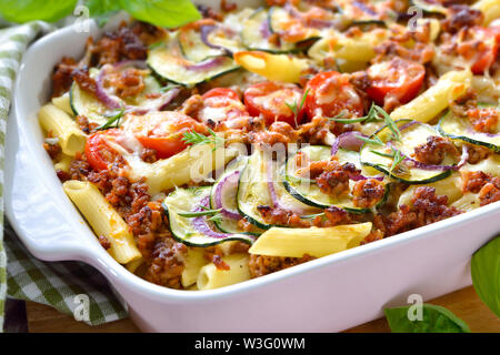 Cassolette de pâtes courgettes avec petits et fromage servi chaud du four Banque D'Images