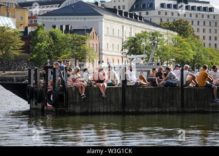 Les gens de manger et de boire sur un quai pendant Kallio Block Party 2018 à Helsinki, Finlande Banque D'Images