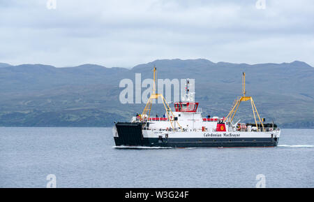 Ferry calédonien MacBrayne traversant Sound of Sleat entre l'île de Skye et le continent écossais, Écosse, Royaume-Uni Banque D'Images