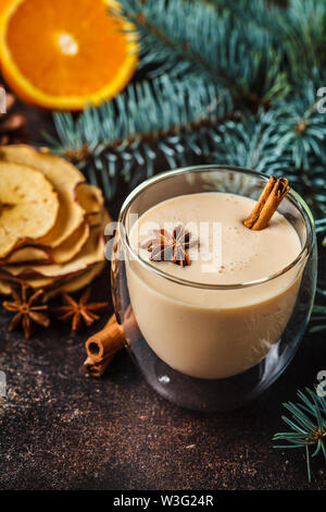 Dans un verre de lait de poule de Noël dans un fond de Noël. Banque D'Images