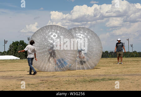 Littleton, Colorado - le 13 juillet 2019 : les personnes ayant ventilateur avec boules "zorbing" Festival irlandais sur le Colorado. Banque D'Images