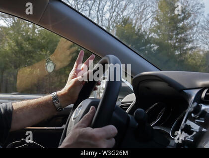 Conducteur clignote alors que la victoire de printemps paysage clignote dans la fenêtre d'une voiture. Banque D'Images