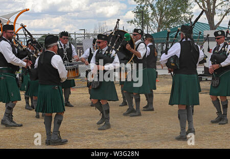 Littleton, Colorado - le 13 juillet 2019 : Irish Pipe Band sur la scène du Festival irlandais du Colorado. Banque D'Images