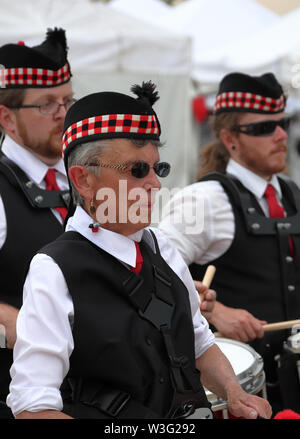 Littleton, Colorado - le 13 juillet 2019 : Irish Pipe Band sur la scène du Festival irlandais du Colorado. Banque D'Images