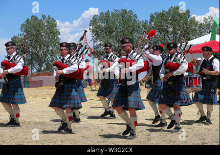 Littleton, Colorado - le 13 juillet 2019 : Irish Pipe Band sur la scène du Festival irlandais du Colorado. Banque D'Images