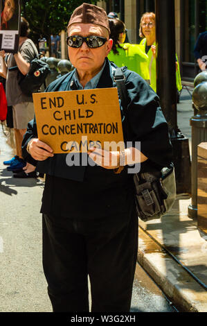 Centre-ville, Chicago-July 13, 2019 : protestation contre la glace et Customs and Border Patrol des centres de détention. Un homme est titulaire d'un signe qui se lit 'Fin enfant nous Conc Banque D'Images