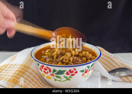 Des plats traditionnels turcs ; soupe de gombo séché avec du citron Banque D'Images