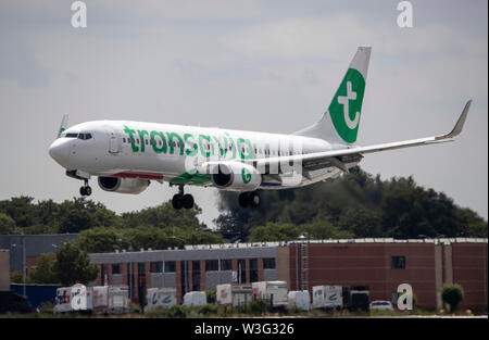 L'aéroport d'Amsterdam Schiphol, Transavia Boeing 737 à l'atterrissage, approche, Banque D'Images