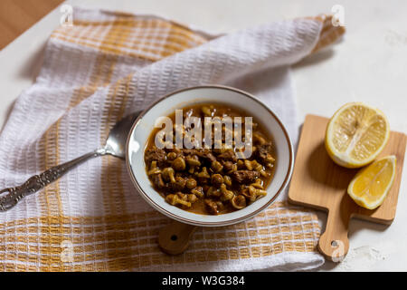 Des plats traditionnels turcs ; soupe de gombo séché avec du citron Banque D'Images