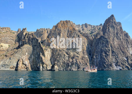 = Approche de la Golden Gate Yacht Falaise à Kara Dag Mountain  = Vue sur le yacht à approcher la falaise pittoresque "Golden Gate", t Banque D'Images