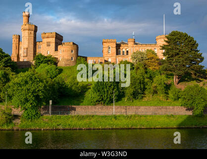 Vue sur rivière Ness à Inverness château sur une colline ensoleillée, Inverness, Scotland, UK Banque D'Images