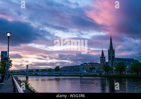 Couleur spectaculaire coucher de soleil rose au crépuscule sur la rivière Ness, avec Greig Street footbridge, Inverness, Scotland, UK Banque D'Images