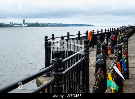 Des milliers d'amour se bloque attaché à la promenade à côté de barrières métalliques la Mersey au Royal Albert Dock, Liverpool, Royaume-Uni Banque D'Images