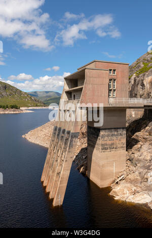 L'admission à la tour Monar barrage au Glen Strathfarrar, Highland Ecosse. La première courbure double arch barrage construit en Grande-Bretagne en 1963. Banque D'Images