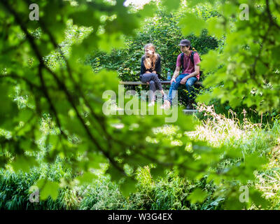 Jeune couple profitant de la campagne près de Lacock, Wiltshire (Royaume-Uni) Banque D'Images