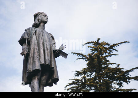 Raffaello Sanzio Statue avec des nuages et des arbres en arrière-plan - Urbino, Marches, Italie Banque D'Images