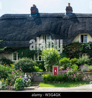 Cottage anglais traditionnel dans le village de Lacock, Wiltshire (Royaume-Uni) Banque D'Images