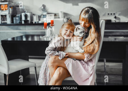 Mère et sa fille à la maison Banque D'Images