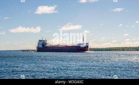 BROCKVILLE, ONTARIO, CANADA - 19 juin 2018 : Le lac Thunder Bay 'cargo' se déplace le long du fleuve Saint-Laurent en direction ouest. Banque D'Images