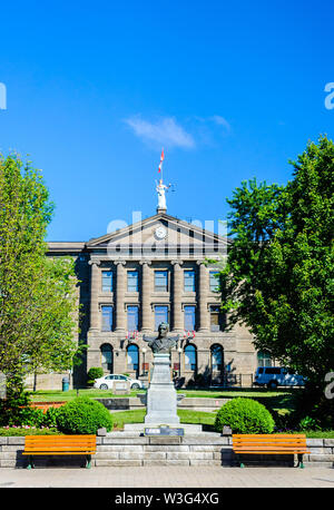 BROCKVILLE, ONTARIO, CANADA - 19 juin 2018 : Le tribunal de comté donne sur un monument de Sir Isaac Brock, et est un site historique. Banque D'Images