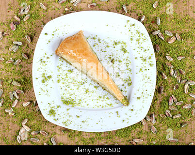 Les meilleurs baklavas turcs havuc dilimi sur la plaque est remplie de poudre de pistache verte Banque D'Images
