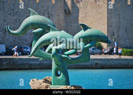 RHODES, Grèce - Mai 2010 : statue de dauphin à la plage de Kolona Harbour à l'extérieur de la vieille ville de Rhodes, Grèce. Banque D'Images