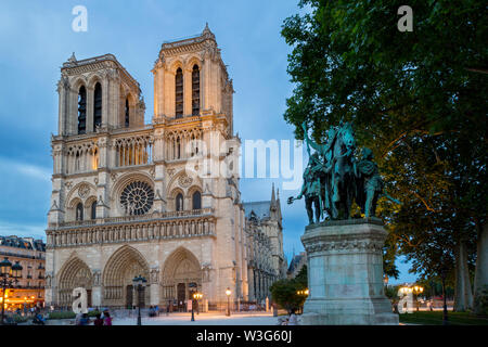 Statue de Charlemagne au-dessous de la façade avant de Cathédrale Notre Dame, Paris France Banque D'Images