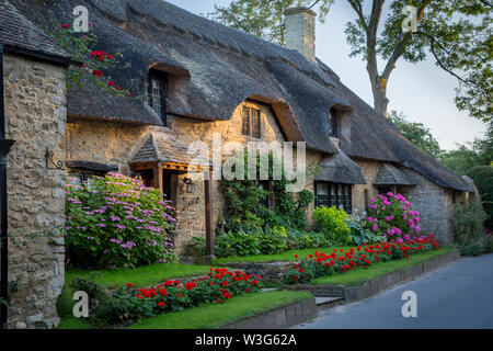 Toit de chaume cottage dans vaste Campden, les Cotswolds, Gloucestershire, Angleterre Banque D'Images