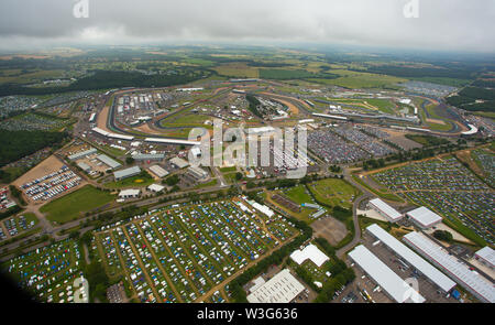 Une vue aérienne de Silverstone à Litchlake Camping Ferme, Circuit de Silverstone sur F1 race day 2019 à partir d'un hélicoptère au-dessus du circuit du Northamptonshire. Banque D'Images