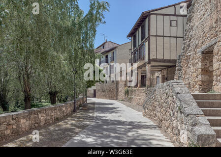 Covarrubias entourant les murs épais ont été construites entre le 10e et 12e siècles. Porte de la rivière Arlanza dans la province de Burgos, Espagne Banque D'Images