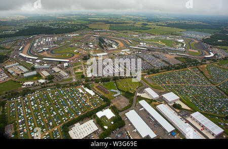 Une vue aérienne de Silverstone à Litchlake Camping Ferme, Circuit de Silverstone sur F1 race day 2019 à partir d'un hélicoptère au-dessus du circuit du Northamptonshire. Banque D'Images