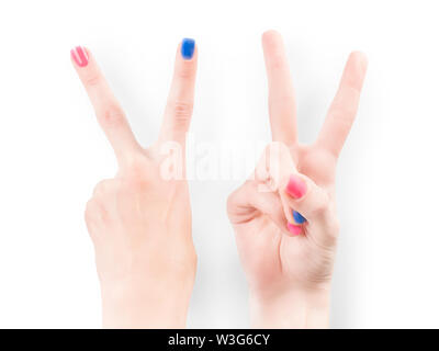 La main de femme rouge vif et bleu vernis faisant le geste de la victoire. Isolé sur blanc, chemin de détourage inclus Banque D'Images